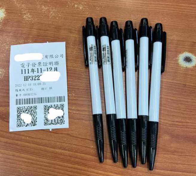 台中一名女子购入6支共48元的原子笔一周后却写不出字来，回店里退换货遭拒绝而杠上店家。(翻摄自爆料公社二社FB)