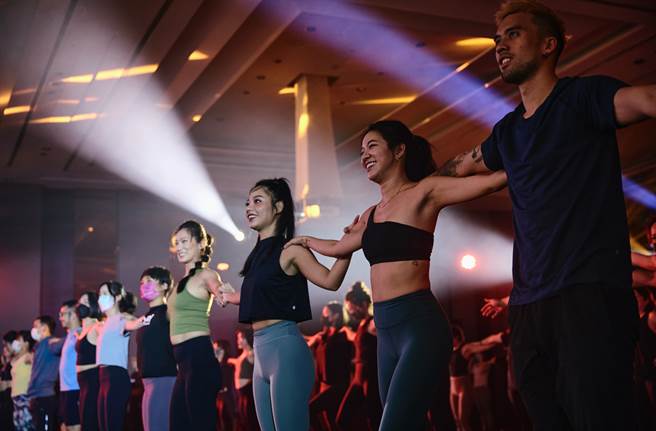 lululemon于16日在寒舍艾丽酒店上午以及下午举办共2场400人的「拥抱改变」社区活动，透过静心冥想感受能量的流动。（lululemon提供）