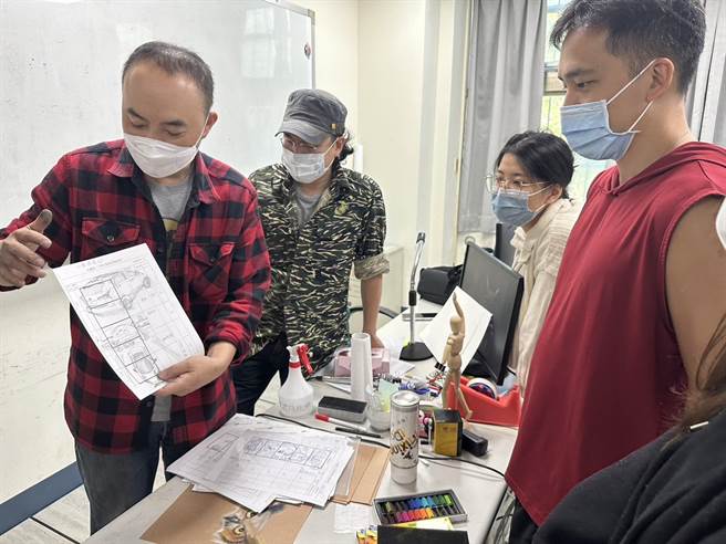 陈裕旻（左一）学而优则教，被延揽为动画脚本教学的外聘老师。（桃竹苗分署提供／蔡明亘桃园传真）