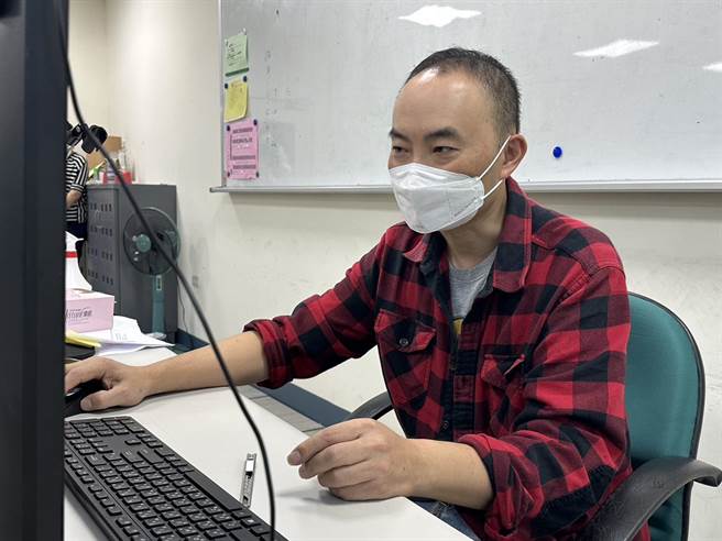 40岁时被迫离职的工业设计师陈裕旻靠职训翻转职涯，学而优则教，摇身成为职训师。（桃竹苗分署提供／蔡明亘桃园传真）