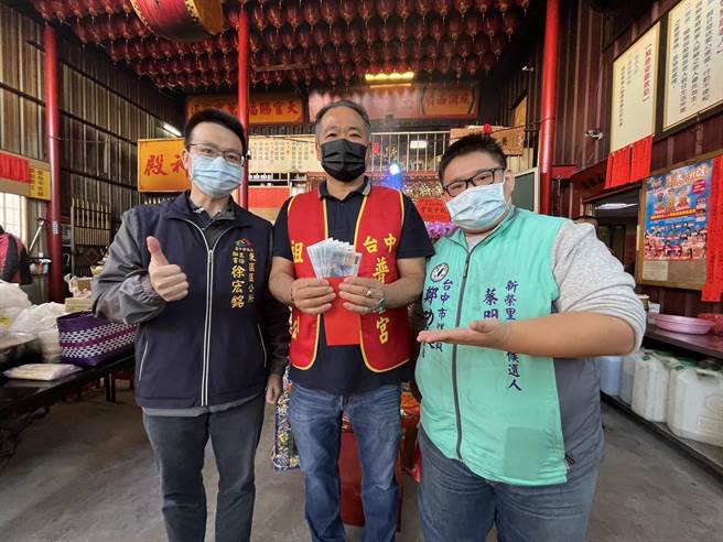 普圣慈善功德会理事长吴敏诚（中）说，这次席开50桌让寒士吃到饱，另推「久任奖励金」协助寒士就业。（读者提供／张妍溱台中传真）