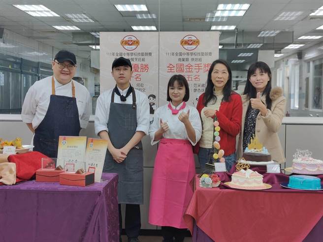 新竹市光復中学餐饮管理科学生范采葳（右三）荣获烘焙组全国第5名金手奖，何衒（左二）则获中餐组优胜第10名，创下该校创科以来最好成绩。（光復中学提供／陈育贤新竹传真）