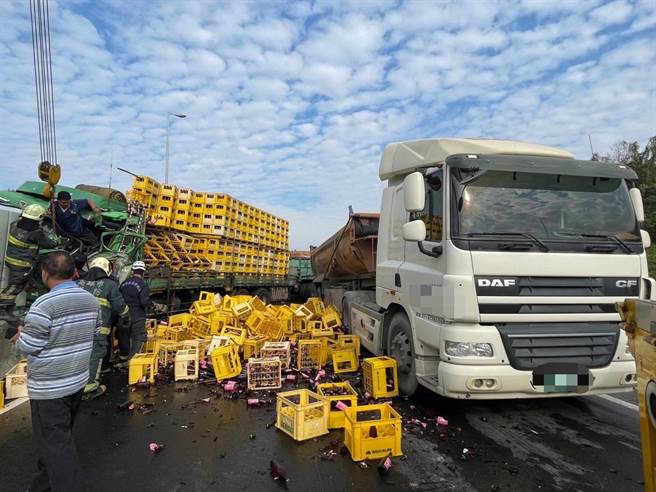 國道10號西向燕巢出口處19日下午2時許發生聯結車跟砂石車追撞事故，聯結車上的米酒散落一地。（翻攝照片／林瑞益高雄傳真）