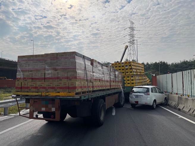 國道10號西向燕巢出口處19日下午2時許發生聯結車跟砂石車追撞事故，一輛小客車被波及。（翻攝照片／林瑞益高雄傳真）