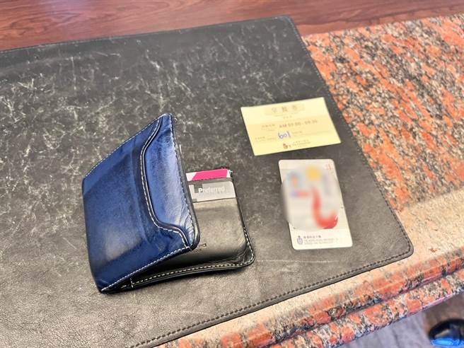 张姓男子停车时，发现身旁这辆YouBike竟遗留一只皮夹，报警协助。（台中市警三分局提供／张妍溱台中传真）