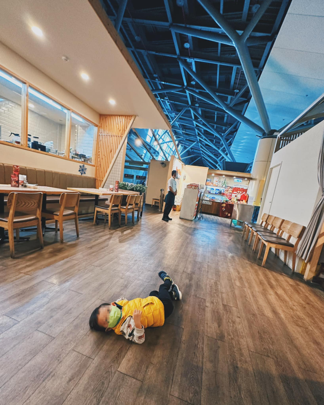 欧阳靖的儿子新酱很喜爱躺在地板上。(图/欧阳靖 FB)