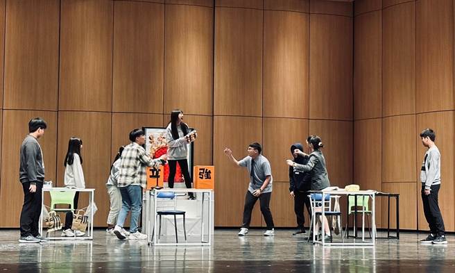 探讨补习文化，云林县文生高中话剧社拿下「艺把青创意戏剧比赛」冠军。（文生高中提供／张朝欣云林传真）