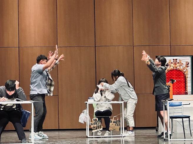 探讨补习文化，云林县文生高中话剧社拿下「艺把青创意戏剧比赛」冠军。（文生高中提供／张朝欣云林传真）