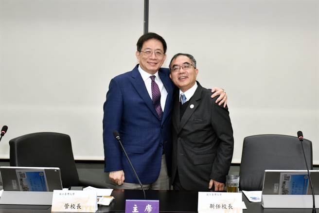 台大现任校长管中闵（左）及将于明年1月8日上任的新校长陈文章（右）。（台大提供／林志成台北传真）