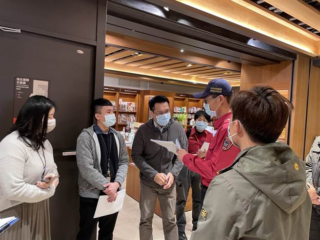 第一救灾救护大队到百货商场、大卖场实施公安稽查。（新北市消防局提供）