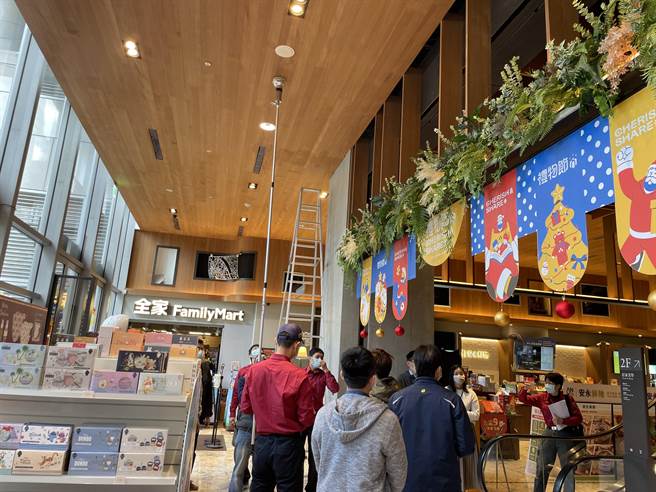 第一救灾救护大队到百货商场、大卖场实施公安稽查。（新北市消防局提供）