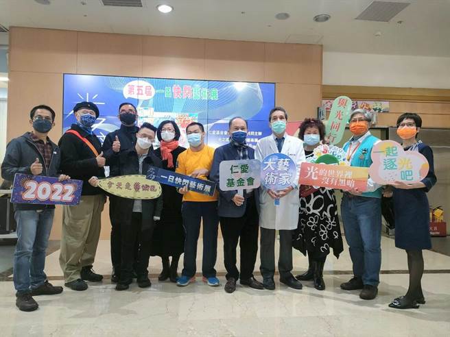 台中市仁爱基金会携手台湾身心障碍艺术发展协会19日于大里仁爱医院1楼大厅举办《光之谱：一日快闪艺术展》，展出32幅身心障碍艺术家的作品，盼透过艺术作品传递祝福。（潘虹恩摄）