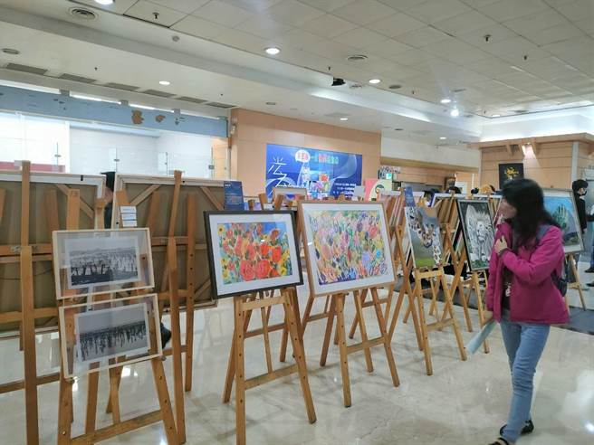 台湾身心障碍艺术发展协会理事长吴春山表示，这次邀请到16位不同背景的特殊艺术家，将自身看到的视野与想说的话呈现在作品中，感谢仁爱医院提供场地，让地区居民也可以一同共享。（潘虹恩摄）