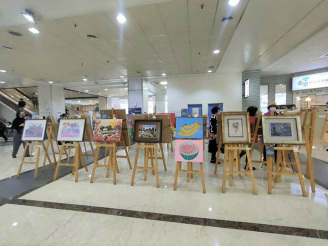 此次参展作品皆为每位艺术家精选的年度新作，呈现多样化的生活风貌及生命歷程，展现参展者不被自身的障碍设限，持续努力迈进、积极进取的精神。（潘虹恩摄）