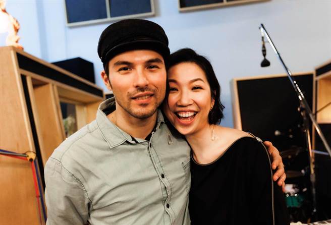 苏佩卿（右）邀好友凤小岳担任演唱会嘉宾。（赛莲音乐提供）