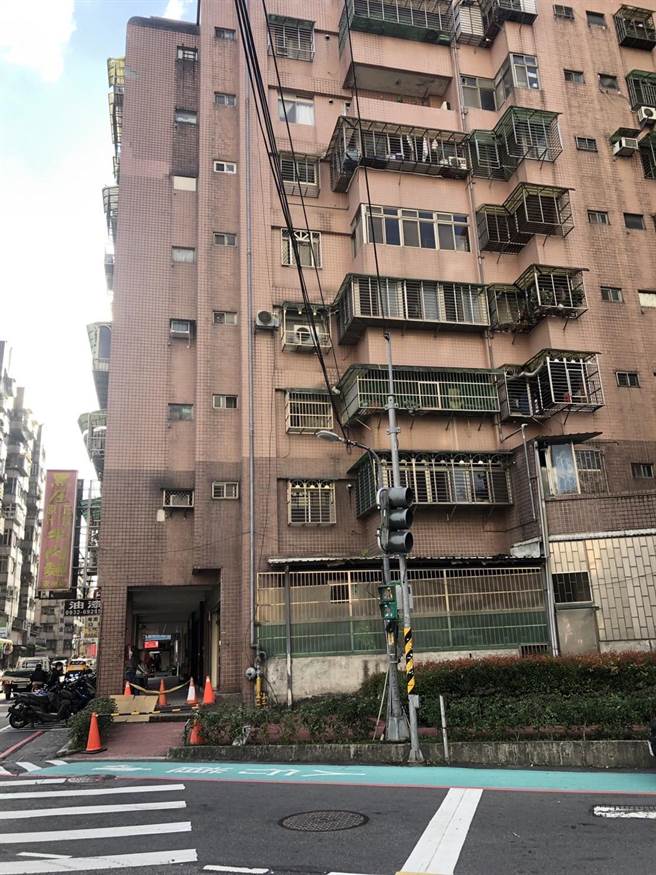 轄區警方已拉起封鎖線，避免民眾誤傷。（警方提供）