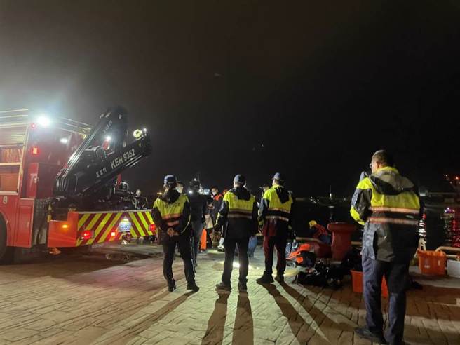 黄姓男同学落水后，搜救人员约昨(18)日晚间7时许摸黑找到人。（洪靖宜摄）