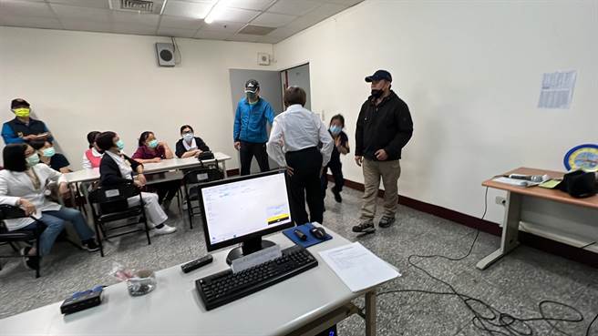 台中市太平警分局日前受邀前往辖内贤德医院，现场指导医院遇医疗暴力相关应处作为，并实际情境演练。（台中太平警分局提供／冯惠宜台中传真）