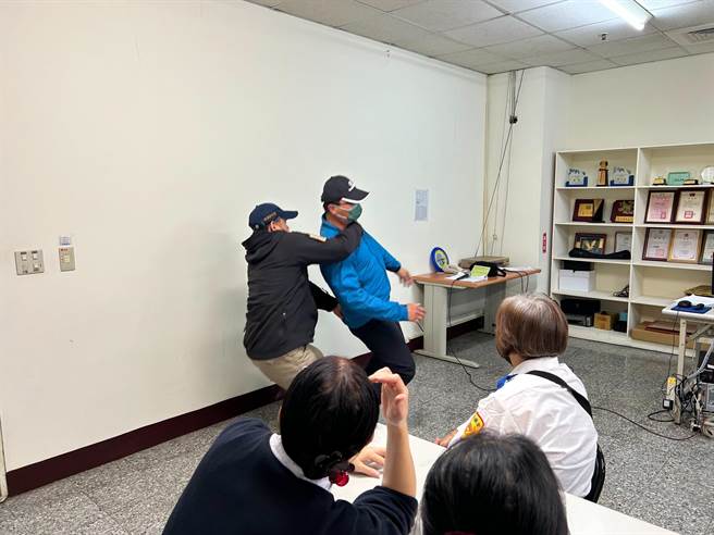 台中市太平警分局日前受邀前往辖内贤德医院，现场指导医院遇医疗暴力相关应处作为，并实际情境演练。（台中太平警分局提供／冯惠宜台中传真）