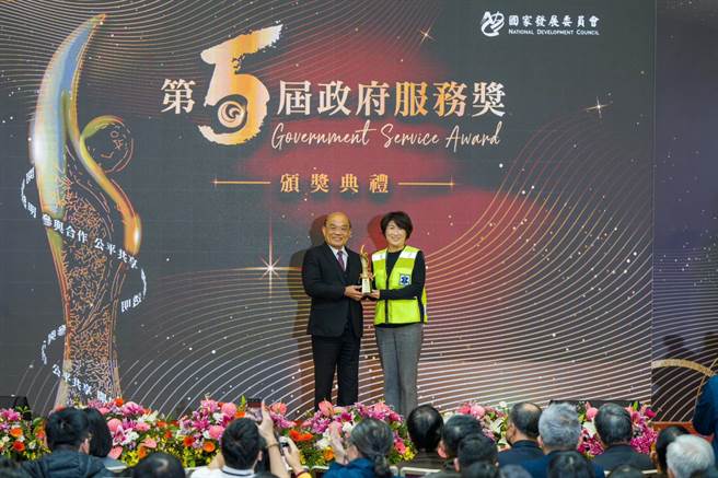 台东「行动急诊室」获国发会社会关怀服务类奖，由行政院长苏贞昌亲颁奖。（台东县政府提供）