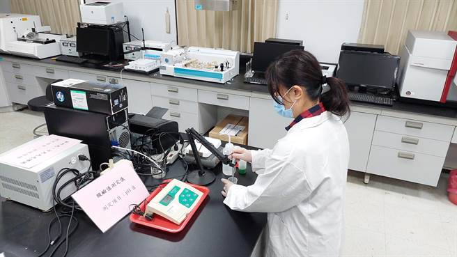 桃园区农业改良场提供辖内农民免费进行土壤、灌溉水与植体分析等检测服务。（桃园区农改场提供／蔡明亘桃园传真）