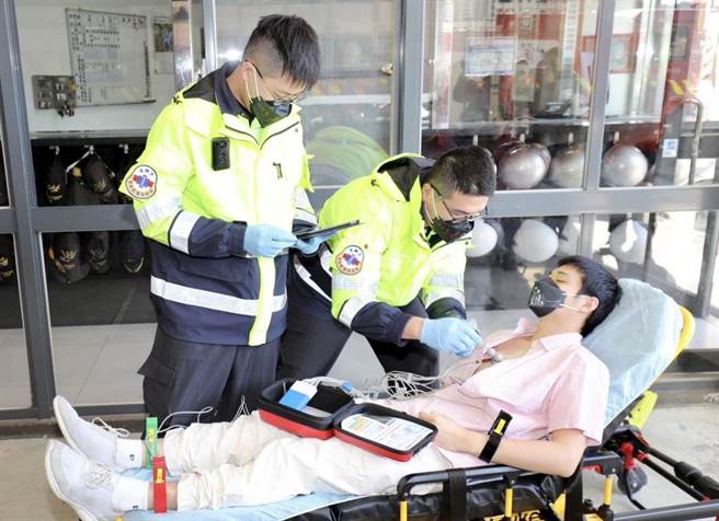全新竹市10個消防分隊救護車目前均配置12導程心電圖機，可取黃金救命時間，大提升急性心肌梗塞患者存活率。（新竹市消防局提供／陳育賢新竹傳真）