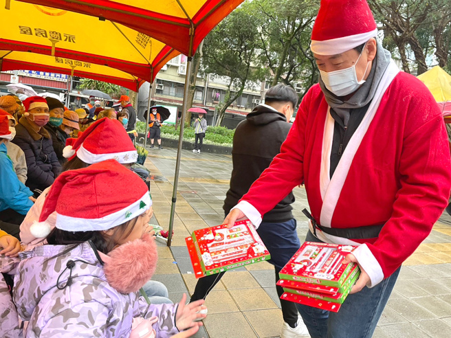 费鸿泰立法委员赠送精美圣诞礼物给里民们，陪伴大朋友、小朋友一起欢庆圣诞节。（图/永庆房屋提供）