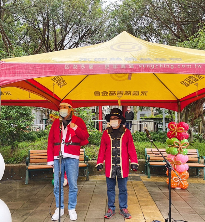 信义区四维里刘耀平里长和费鸿泰立法委员与相关团体举办圣诞联欢会。（图/永庆房屋提供）