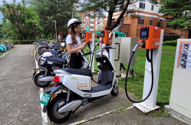 暨大推出100台共享快充電動機車，提供更自由便利及安全環保的通勤新選擇，推動環境友善校園。(照片/暨南大學提供)