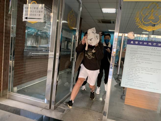 男子简祥宇被控过失致死，19日开庭结束后狂奔离开法院。（李文正摄）