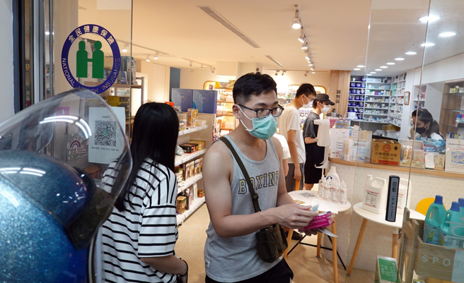 2022年5月疫情大爆發，民眾除了瘋搶快篩外，普拿疼等退燒、止痛藥品也是搶購重點，不時傳出缺貨消息。（資料照／陳俊吉攝）