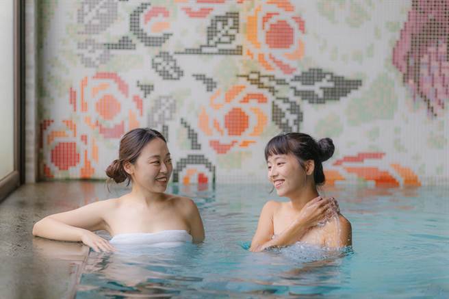 福容福隆店有「北台灣最美沙灘溫泉VILLA度假飯店」之美名，不少民眾喜歡在跨年夜享受泡湯樂趣。(福容大飯店提供)
