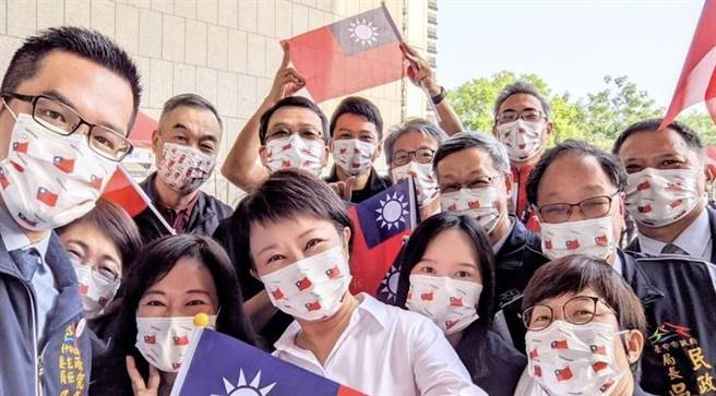 台中市政府研考会主委吴皇升(左)在脸书宣布，将辞去研考会主委职务，暂时要回归家庭。(摘自吴皇升脸书)