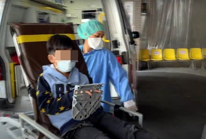 台東學童雙手指頭卡椅洞，連人帶椅送醫處理。（翻攝畫面）