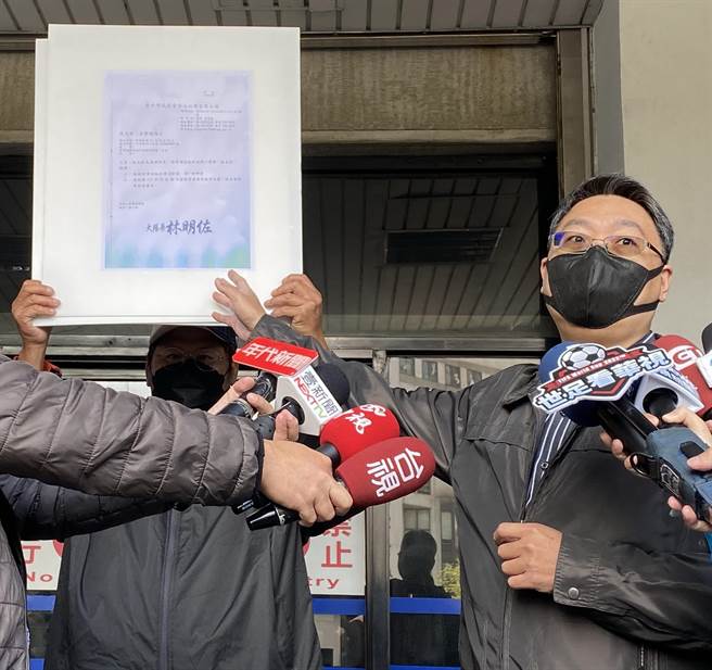 永丰栈酒店租赁纠纷再延烧，承租的顺为公司团队由律师陪同按铃控告创办人妨害商誉、名誉。（陈淑芬摄）