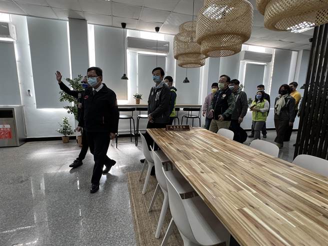 桃园市环保行政园区19日启用，市长郑文灿剪彩后走访视察，讚IKEA提供的家具让洽公空间显得温馨。（蔡依珍摄）