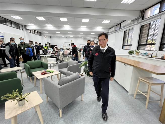 桃园市环保行政园区19日启用，市长郑文灿剪彩后走访视察，讚IKEA提供的家具让洽公空间显得温馨。（蔡依珍摄）