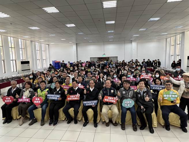 桃园市环保行政园区19日启用，市长郑文灿剪彩。（蔡依珍摄）