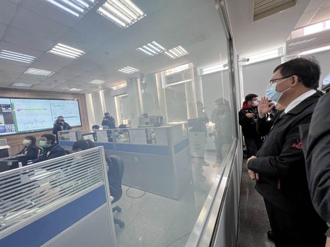 桃园市环保行政园区19日启用，市长郑文灿视察「环境污染监控中心」。（蔡依珍摄）