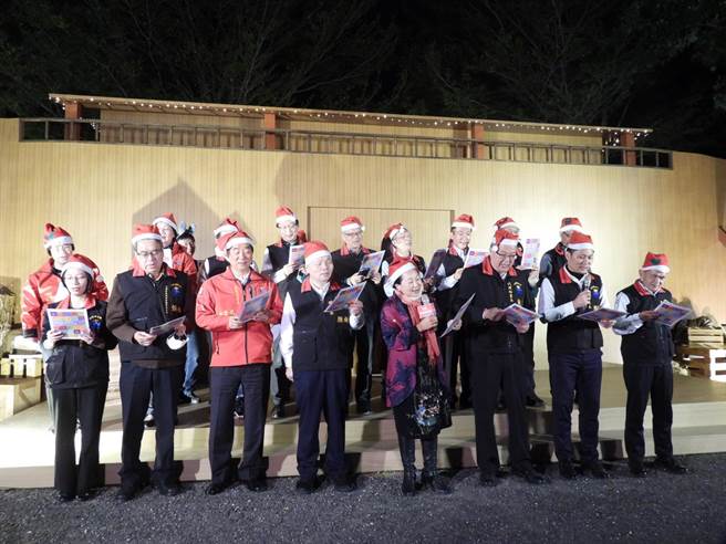 花蓮「幸福聖誕城」今晚正式點燈開幕，縣長徐榛蔚與縣府各局處長戴上聖誕老公公的紅色帽子，在今年寬約18米的主題裝置巨型方舟前獻唱「平安夜」，醞釀滿滿的聖誕氣息。（羅亦晽攝）