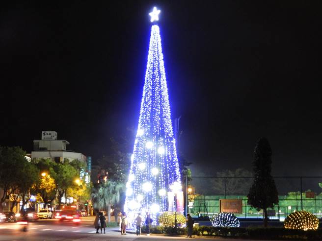 花蓮「幸福聖誕城」今晚正式點燈開幕，吊掛在18米高聖誕樹上的夜光裝置，照亮整座公園，呈現溫暖的聖誕氣息。（羅亦晽攝）