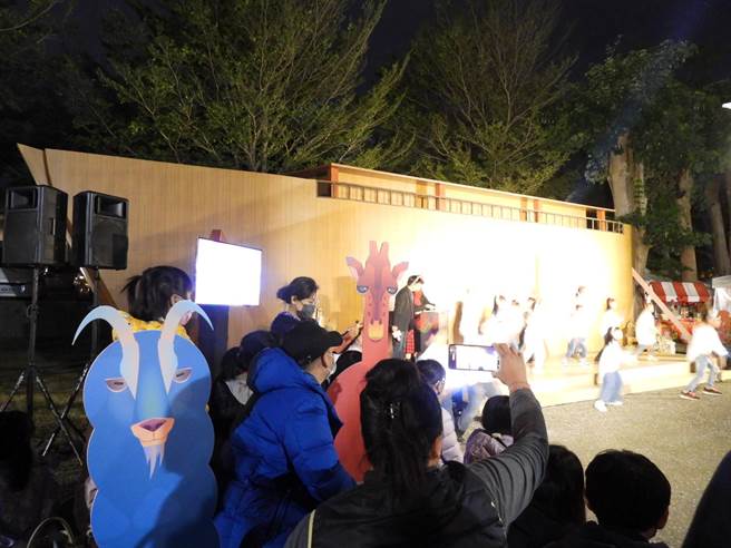 花蓮「幸福聖誕城」今晚正式點燈開幕，3大主題市集之一的方舟市集，延續去年沉浸式體驗，以後疫情時代為概念，結合諾亞方舟故事，於現場擺放寬18米巨型方舟，且內部還會展出百位孩童的繪畫創作。（羅亦晽攝）