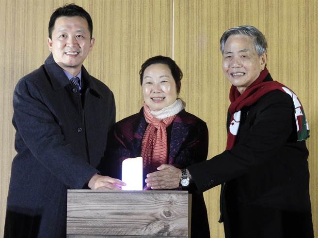 花蓮「幸福聖誕城」今晚在縣長徐榛蔚（中）的帶領下，正式點燈開幕。（羅亦晽攝）