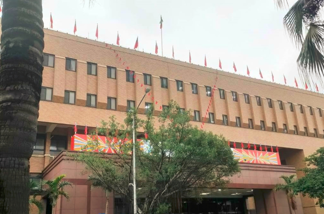 北检顶楼16日被人悬挂民进党旗，引发热议。（读者提供）