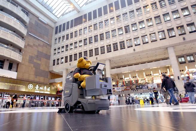 自主机器人洗地机可依据设定路线清消。（范扬光摄） 