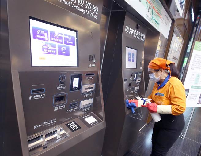清洁人员加强清消旅客经常接触的自动售票机。（范扬光摄） 
