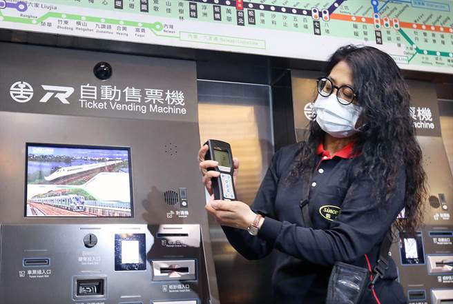 工作人员使用ATP冷光仪确认落菌数是否符合标准。（范扬光摄） 