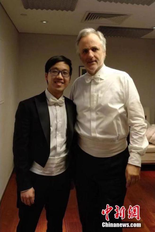 李佳颖(左)与维也纳爱乐乐团小提琴首席Rainer Honeck一起演出后合影。 （中新社）