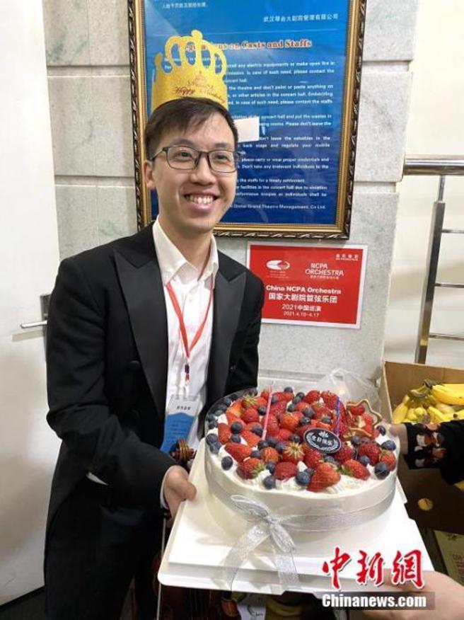 在武汉巡演期间，国家大剧院管弦乐团为李佳颖庆祝生日。 （中新社） 