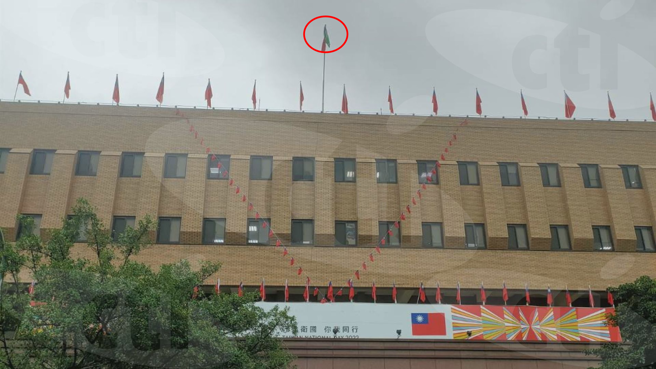 田山盛國走到北檢頂樓露台掛民進黨黨旗。（圖／田山盛國提供）